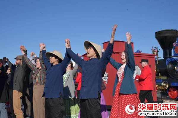 美国各界在犹他州普罗蒙特瑞举行“金钉节”庆祝活动,纪念太平洋跨洲铁路竣工150周年。此次纪念活动吸引数万名美国民众参加,对中国工人历史贡献的突出纪念成为整个活动的一大亮点。