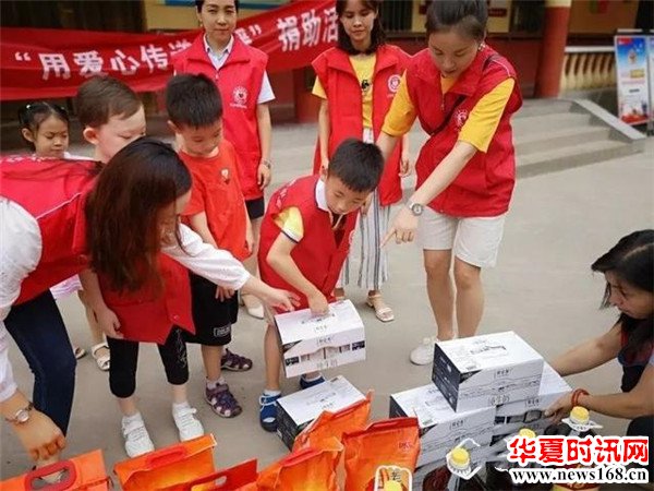 品格融侨幼儿园慰问利君西社区困难老人，用爱心传递温暖