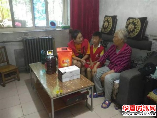 品格融侨幼儿园慰问利君西社区困难老人，用爱心传递温暖