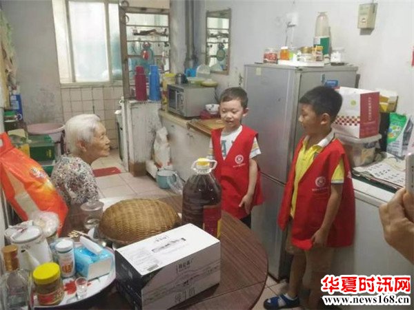 品格融侨幼儿园慰问利君西社区困难老人，用爱心传递温暖
