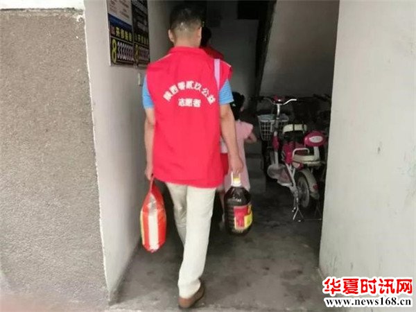 品格融侨幼儿园慰问利君西社区困难老人，用爱心传递温暖