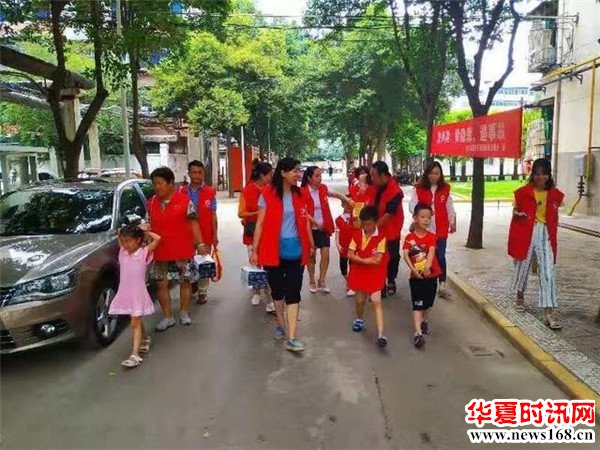 品格融侨幼儿园慰问利君西社区困难老人，用爱心传递温暖
