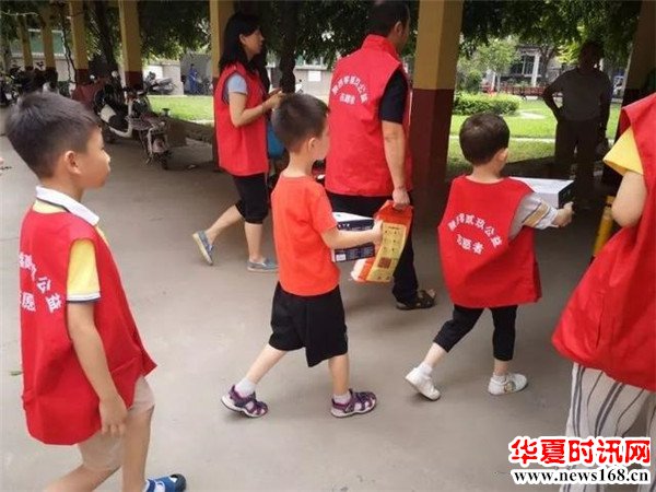 品格融侨幼儿园慰问利君西社区困难老人，用爱心传递温暖