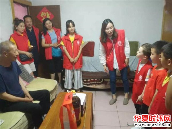 品格融侨幼儿园慰问利君西社区困难老人，用爱心传递温暖