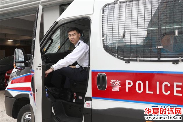 网红帅港警卓锦鹏