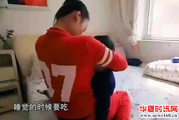 12岁的男孩一天三顿地喝母乳