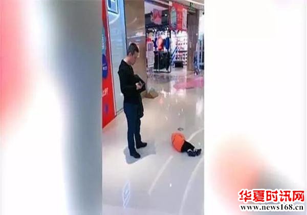 小姑娘为了买芭比娃娃在商场大哭大闹