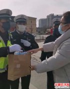 90后海归创业者张思远给执勤交警送去400个防护口罩