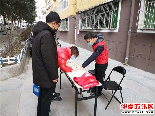 凤县县委组织部干部在居民小区进行卡点值班值守