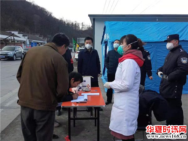 凤县县委常委、组织部长在检查卡点慰问一线党员干部
