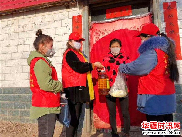 图为阿克苏党工委园林社区干部为居民观察群众代购生活物资