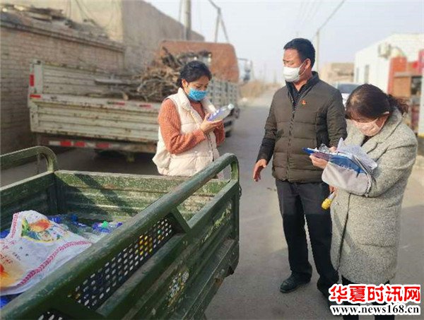 图为阿克苏实验林场党工委书记王学高同志为居民发放消毒水