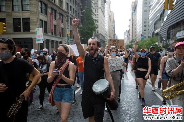 6月6日，人们在美国纽约街头抗议