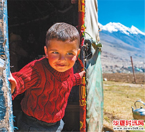 近日,在帕尔帕克夏牧场,小朋友在毡房门口玩耍