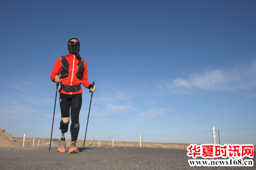 刀锋战士独脚潘，一条腿成功穿越千里戈壁
