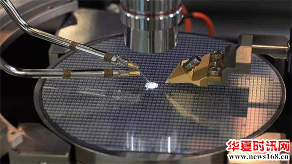 光刻机在雕刻芯片