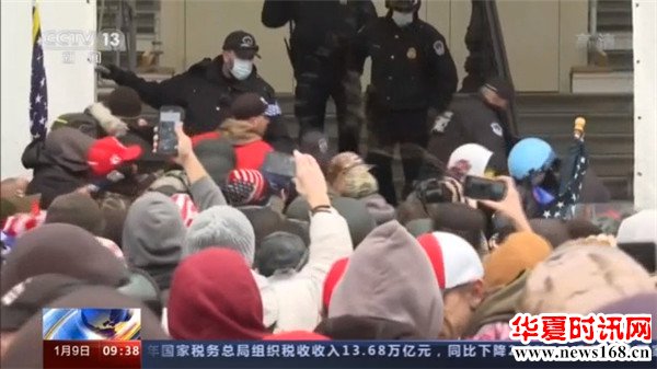 美国警察对待示威者的双重标准？“国会陷落”撕破美国民主的面具