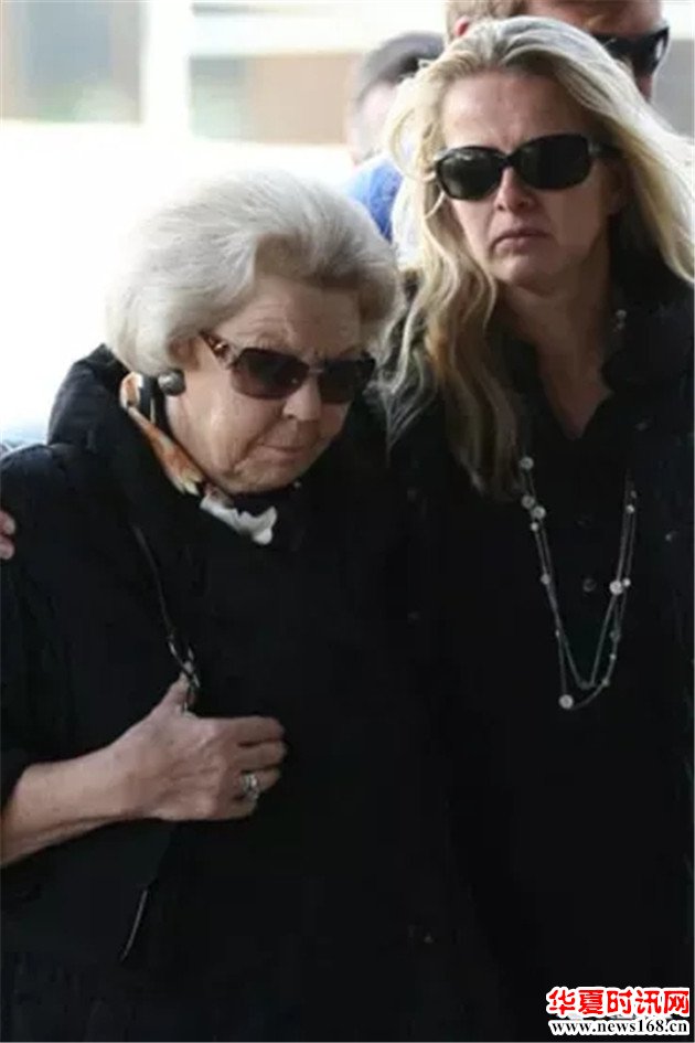 荷兰的二王妃玛贝尔·威西·斯密特与婆婆俩愁容满面的悲伤模样