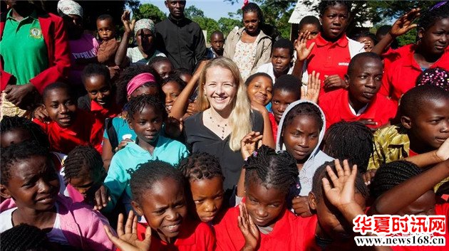 荷兰的二王妃玛贝尔·威西·斯密特给“童婚女孩”发声