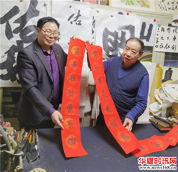 西部新闻网总编辑张龙为著名作家贾平凹书写的对联