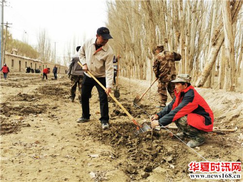 第一师七团十一连职工群众义务植树 谱写春季“绿化曲”