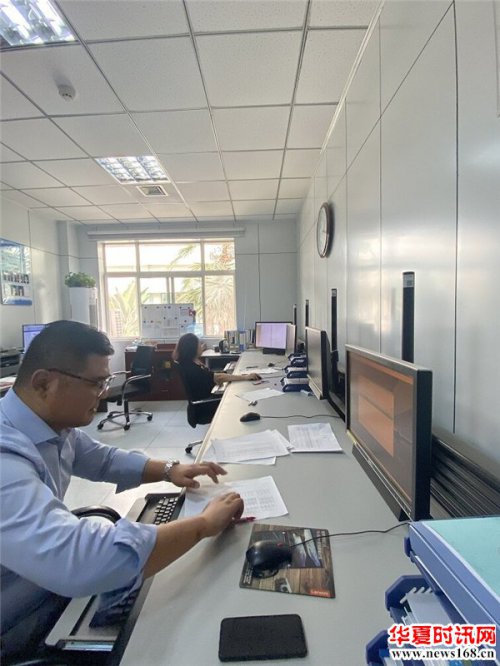 西北空管局空管中心飞服中心数据室开展成都地区航路航线调整数据录入工作