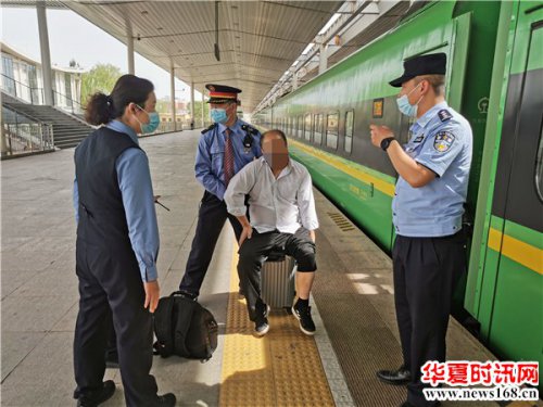 外地男子乘车意外摔伤 民警紧急救援送医