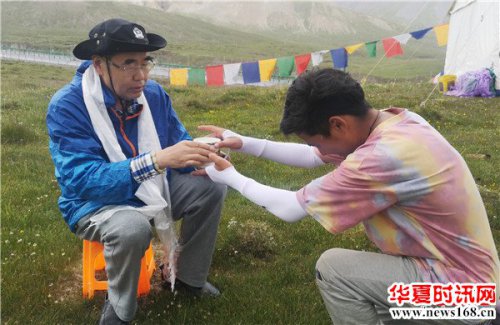 著名画家李荣教授收徒仪式在青海省果洛州成功举行
