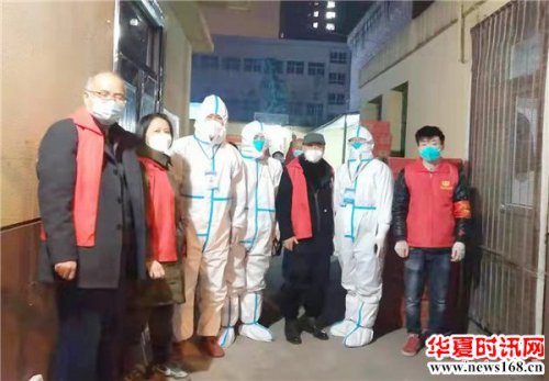 中国秦歌第一人十三狼携心连心志愿者协会为抗疫一线捐助爱心蔬菜