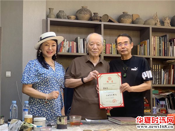 著名山水画大家崔振宽先生88大寿开笔为弟子李荣题十六个大字