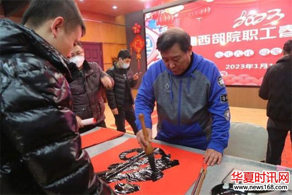 著名书法家吴福春进企业义写春联送祝福