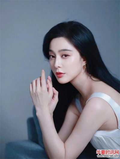 范冰冰晒一家三口合影，74岁范爸爸冻龄气质不输男模，这一家子基因太强了