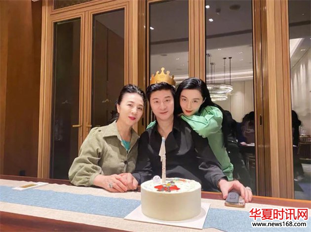 范冰冰晒一家三口合影，74岁范爸爸冻龄气质不输男模，这一家子基因太强了