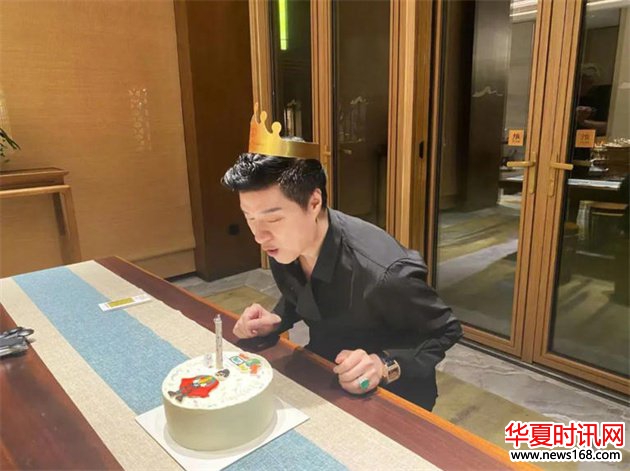 范冰冰晒一家三口合影，74岁范爸爸冻龄气质不输男模，这一家子基因太强了