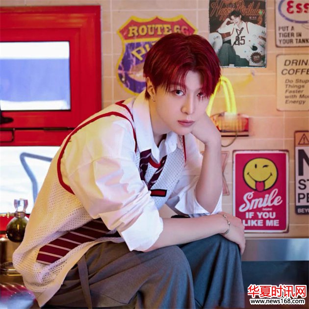 范冰冰晒一家三口合影，74岁范爸爸冻龄气质不输男模，这一家子基因太强了