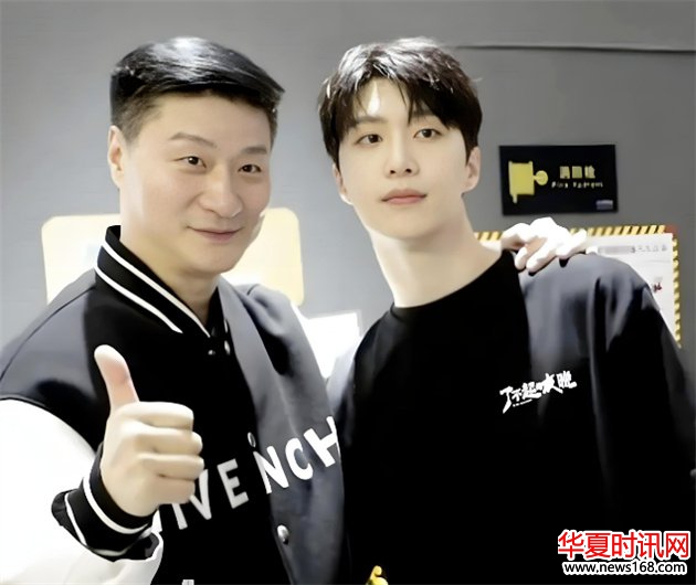 范冰冰晒一家三口合影，74岁范爸爸冻龄气质不输男模，这一家子基因太强了