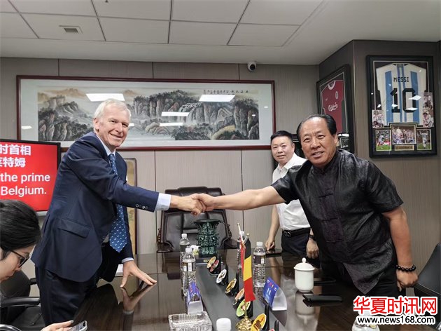 比利时前首相伊夫·莱特姆与著名书法家石朝晖