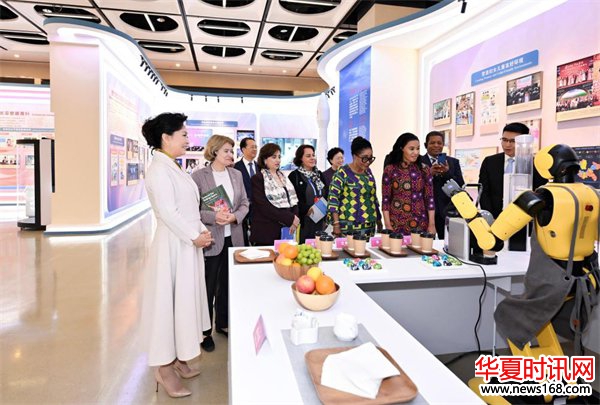 习近平会见斯里兰卡总理阿马拉苏里亚