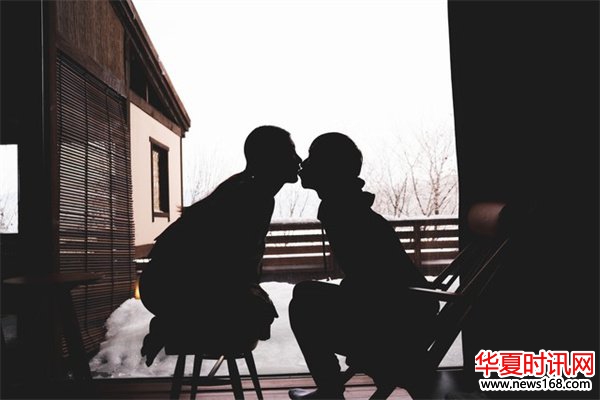 男女接吻时，女人对你有2个允许，那就是把你当“宝贝”了！