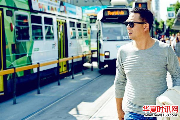 张嘉译每次拍戏都带上表弟姬他，姬他火了，张嘉译很欣慰