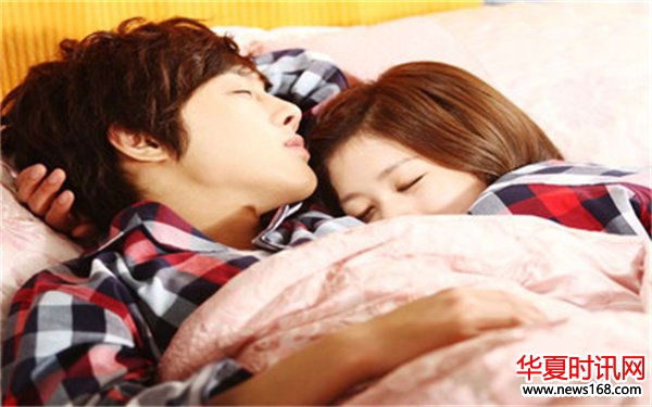 和男朋友同居了半年了，我发现他有个很奇怪的爱好，就是喜欢我摸着他的球球睡觉