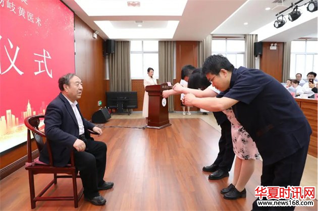 西安市第九医院中医科主任许海莺、康复科主任刘家峰、中西医结合科主任刘旭峰正式拜入国医大师李佃贵教授门下