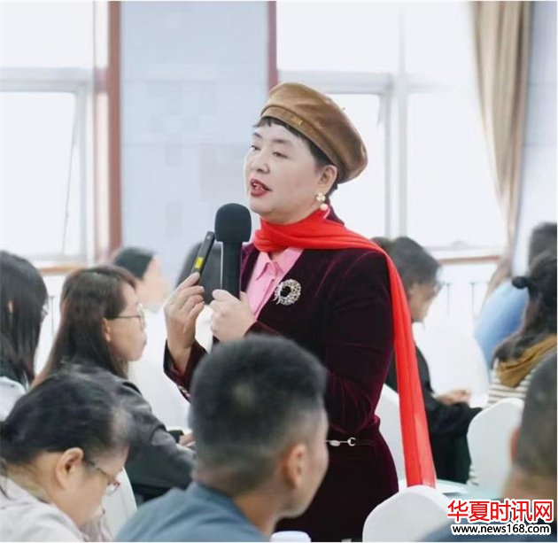 　　作者：任红(北京) 　　宋馨，是中国公益人物，陕西省社会科学界联合会常委，陕西省心理健康教育研究会会长，陕西省直属机关工委党校客座教授，北京师范大学心理学硕士研究生，国内心理学访问学者，西安新城儿童村心理健康教学老师，陕西心理健康事业的领军人物。作为中国心理公益活动的先行者、探索者和实践者，20年来，宋馨会长带领她的团队，开发出了“宋馨式大众实用心理学教育模式”，建立了“全国宋馨阳光心理教育爱心联席会”，努力推进江西、云南、湖南、湖北、河北、河南、青海等地的青少年阳光心理教学，把“宋馨的心理公益教学模式”向全国辐射，普惠更多急需救助和关爱的儿童，点燃了青少年阳光健康心理教育的星星之火。 　　以爱之名 相伴成长 　　幼小儿童的心理健康不能忽视。一个健康的心理状态有助于青少年群体更好地应对学业、人际关系和生活中的挑战。与此同时，青少年时期也是自我认知和自我发展的关键时期，这一时期的心理健康状态直接影响着年轻一代的整体发展。2023年初，中国科学院心理研究所发布的2022版“心理健康蓝皮书”《中国国民心理健康发展报告(2021—2022)》显示，20万人样本中抑郁风险检出率为10.6%,焦虑风险检出率为15.8%.2022年，由《人民日报》健康客户端、《健康时报》等共同发布的《2022国民抑郁症蓝皮书》显示，抑郁症发病群体正呈年轻化趋势。青少年抑郁症患病率已达15%到20%,50%的抑郁症患者为在校学生。“如何让孩子们能够心智健康地全面成长，是我多年来一直在关注研究探索的课题，也是我一直致力于达成的目标。” 陕西省心理健康教育研究会会长宋馨坚定道。 　　2001年，宋馨会长第一次在陕西图书馆利用自己所学的心理学知识为听众答疑解惑;2002年，看着冒着风雪艰难前行来听她讲授心理学知识的听众，宋馨会长更加坚定了深耕心理学的信心。此后，宋馨会长走进了西安图书馆、西安交通大学、西北大学、西北农林科技大学等大专院校，为西安古城人民讲授心理学知识，为陕西省各级领导干部传授心理学知识，宋馨会长和她的“宋馨式大众实用心理学”因此闻名遐迩。2003年，古城西安被非典笼罩，宋馨会长深入到西安儿童村罪犯子女的生活中，看到了很多孩子正不自觉地生活在痛苦的精神世界里，身为母亲的宋馨会长深受触动。 　　“从几十个孩子涣散无神的眼睛里，我第一次意识到用爱与心理学知识挽救一个孩子是多么的重要。”如同链接万物、通达万里的第一束光。半个月的时间里，宋馨会长翻遍了攻读北师大心理学硕士研究生的专业理论书籍，向多位知名心理学教授请教，交织着内心的憧憬与期许，在半个月后邀请儿童村孩子们共同讲述爱的故事，以此来唤醒深埋在孩子内心的热切期望，感受到世界的善意和美好。正如萌芽的种子失去了庇护，像离群的雏鸟失去了方向，每一个孩子都渴望爱和温暖，是宋馨会长为孩子们在黑夜里点亮了一盏灯，照亮了他们未来前程的希望，守护着他们成长。自此以后，宋馨会长每周都会去西安儿童村对特殊儿童进行心理健康讲座，开展公益心理教学，帮助焦虑的孩子敞开心扉，拥抱美好生活。“看着孩子们一点点变得积极向上、开朗友善，我非常有成就感。”宋馨会长道。 　　最艰难的境地，有爱浇灌，也会有花朵盛放。怀揣着“愿所有孩童都能在阳光与爱中长大”的希冀，宋馨会长点亮了“一盏灯”，通过多年的探索与实践，先后撰写出版了《播撒爱的种子——给儿童村孩子的一百封信》《走心孩子的心灵》《儿童村孩子心理健康教育课本》等4本著作，总结出宋馨式大众实用心理学教学模式，以宋妈妈《青少年人生格言》为载体，做青少年儿童成长的“引路人”，精心设计出符合儿童心理需求、成长需要的各类活动、写书信、演讲，因地制宜、因人施教，用心用情为孩子们撑起一片温暖的蓝天。 　　立志而圣则圣矣，立志而贤则贤矣。为了帮助更多孩子，做孩子未来的“筑梦人”，宋馨会长倾力提供最好的阳光心理健康教育，尽心对待、全心帮助、悉心教育、精心呵护，先后在陕西各地打造了100多家心理健康爱心基地，成立了陕西省心理健康教育研究会，呼吁成立全国宋馨阳光心理教育爱心联席会，把宋馨会长的心理公益教学模式向全国推广，普惠更多的青少年儿童，帮助青少年儿童强心理、长才干，有梦有为，为他们奔赴美好未来加油助力。 　　正如鲁迅书中所写的那样：“无尽的远方，无数的人们，都与我有关。”斯言不谬，切中肯綮。在宋馨会长倾力建设的阳光心理教育品牌的层层涟漪之下，有脉脉温情涌动着，为青少年的心理健康教育事业添砖加瓦，为问题儿童走出困境铺桥修路，宋馨会长的一举一动，得到了社会和各级政府的赞赏。多年来，宋馨会长先后荣获了中国公益慈善项目银奖、全国社科联“优秀社会组织工作者”“陕西公益大使”“西部娇子”“西安最美女性”“陕西最美志愿者”“全国社会心理教学十佳”“全国社会教育优秀案例”等荣誉称号。其中“中国公益人物”，连续荣获三届。在中国心理学家大会上，授予“宋馨式大众实用心理学教学模式”为全国“十佳”。如今，宋馨会长已走遍了全国十六个省，建立了383个心理基地，大力推广宋馨阳光心理教育。 　　与爱同行 情暖芬芳 　　近年来，宋馨会长带领着她的爱心团队持续深入儿童村、养老院和城乡基层，致力于以“老与幼”为重点的心理健康教育，在全省各地开展了阳光心理公益爱心活动，进而又走向全国，用阳光、自信、积极向上的生活态度去影响更多孤寡老人、特殊子女、留守儿童、山区孩子、留守妇女等，给弱势群体带来美好向上的生活状态。 　　“我会带着团队一直做下去，让全国更多的孩子受益。”在人类群星闪亮时，宋馨会长看尽了长夜灯河。若说屠格涅夫与乞丐握手敲响了西方良善的钟，那么身为慈善与爱的化身，宋馨会长在关爱山区孩子、农村留守儿童、贫困孩子学生心理健康的同时，仍长叹着“哀民生之多艰”，并矢志引燃了帮助困境儿童善念的火炬。此后，在江西太阳村困境儿童中、在秦岭大山里的留守儿童中，宋馨会长冲破了艰难险阻，克服了重重阻碍，不畏风雪，不惧崎岖，将爱与希望的种子尽情播撒，通过心理教学、母亲般的大爱，在这些孩子们的心田里筑起一道道爱的“丰碑”。 　　“目前农村地区存在非常多的留守儿童，教育资源匮乏，父母精神教育缺失，导致农村儿童出现了心理问题。再加上留守儿童由于亲情缺失，心理健康发展面临着严峻的挑战，相当一部分孩子表现出内心封闭、情感冷漠、自卑懦弱、行为孤僻。如果不及时进行心理疏导，有些孩子就会滋生逆反、怨恨情绪，甚至走向报复社会之路，成为影响社会安定的隐患。基于以上种种，农村留守儿童迫切需要阳光心理健康教育。”宋馨会长坚定道。“积极传播推进宋馨阳光心理教育，为山区孩子的心理健康保驾护航。”随着陕西省镇安县第十届政协委员翁芳、狄传珍一句掷地有声的提案，陕西镇安县政协杨清平主席及领导班子高度重视秦岭山区孩子心理教育并正式立案，从去年冬天正式拉开了宋馨阳光心理教育挺进大山腹地的序幕。在秦岭大山，毛戬校长、谢文远校长、齐昌军校长、魏玉瑛校长等众多校领导坚持为山区孩子开展阳光心理教育，为孩子输入自信的力量。 　　依据青少年朗读学习行为的习惯和特点，宋馨会长和她的《青少年人生格言》化身为励志格言、自信格言、快乐格言、成功格言，山区各位校长带领着孩子们每天大声诵读，读出自信、读出开朗、读出乐观、读出向上、读出尊敬师长、读出懂得感恩、读出坚韧顽强，一扫从前“留守”所造成的阴郁雾霾。 　　“全校孩子每天都坚持诵读宋妈妈的《青少年人生格言》，在诵读过程中，孩子们觉得其中的文字不再是静止的符号，而是充满生命力的声音。每个词语都变成了情感的表达，每一句话都是一段心灵的对话。”陕西镇安县熨斗九年一贯制学校毛戬校长感慨道，“那么多孩子在朗读了宋妈妈的《青少年人生格言》之后，变化十分显著——越来越自信，阳光、快乐、懂礼貌且养成了良好的生活习惯。这彰显出了宋妈妈《青少年人生格言》的指导性、普惠性。” 　　在镇安县熨斗九年一贯制学校有这样一个孩子，她曾经是一个内向、害羞的女孩，在课堂上更是羞涩寡言，但自从她开始朗读宋妈妈《青少年人生格言》后，逐渐变得自信起来，开始在课堂上积极发言，勇敢地表达自己的想法。这种变化不仅仅体现在她的学习成绩上，更重要的是，她的性格也变得更加自信与开朗，这是对她未来人生的巨大助力;还有同年级的一个孩子，他曾经是一个对生活缺乏热情的孩子，自从读了宋妈妈的《青少年人生格言》后，便激发出了他对生命的热爱。他开始珍惜每一天的生活，积极参与学校的各项活动，用实际行动去体验生活的美好;还有一个孩子，初到班级时纪律涣散，行为习惯不受约束，与同学之间矛盾重重，自从朗读了宋妈妈《青少年人生格言》后，他变得主动起来，积极帮助同学们打扫卫生、拖地，上课全神贯注地听讲，与同学之间再也没有发生过矛盾…… 　　“通过朗读宋妈妈的《青少年人生格言》，班里不自信的人变得自信起来，自信的人更加自信。现在班里的同学们都朝气蓬勃，不再像往日那般萎靡不振，死气沉沉。从自卑一跃而上，登入了自信的门槛，也提高了我们的学习成绩。” 这是陕西永寿县孩子写给宋馨妈妈信中的一段话。如今，“阳光、活泼、勇敢、越来越自信”的状态充分体现在孩子们的身上，全国各地孩子给宋妈妈的感谢信有近六千封，讲述了自己阅读宋妈妈的《青少年人生格言》后，学习和生活发生着变化的故事。宋馨会长书写的《青少年人生格言》，在助力青少年变得阳光自信、弥补亲情缺位等方面都发挥着重要的影响。陕西大荔县张立锋校长带领全校700多名孩子，坚持朗读宋妈妈《青少年人生格言》，使农村学校孩子发生很大变化。 　　在普及阳光健康心理学的道路上艰难前行，摆渡着身处困境中的孩子们，宋馨会长用心用情用爱发光发热，汇聚成万千灯塔。“不是所有人都能被阳光照射到，但我希望孩子们都能感受到阳光的温暖。”宋馨会长的一念善行，在苦难的泥泞里生花，它不在于大小，正是那些逆流而上的人们的希望火种。如今，宋馨会长再次将火种引向青海少数民族地区的孩子们。2021年6月，宋馨会长花费了4天时间访问了青海循化县的8所学校。虽然只有短短四天时间，却更增强了宋馨会长的使命感，她告诉自己，必须通过教育给青海边远地区少数民族孩子们的心里埋下爱的种子，给孩子们树立信心，帮助孩子们走出大山，建设青海，建设家乡。4年来，青海尖扎县格智加校长带领藏族孩子在蓝天白云下、在绿茵操场上，在雪地里、在操场上、在食堂里，青海的孩子们日复一日地朗读着宋妈妈的《青少年人生格言》，藏族孩子逐渐变得自信阳光、活泼乐观。现在，受宋妈妈《青少年人生格言》阳光普照的孩子们，正如同璀璨的小太阳，散发着无穷无尽的活力与生机，他们热爱生活，对未知充满好奇，总是以积极向上的态度面对每一项新的挑战。他们银铃般的笑声可以治愈人心，带给大家快乐和正能量。 　　为爱筑梦 岁月情长 　　有胸怀天下的底气，亦有绵绵不断的心意。宋馨会长行善施德，不断推动着宋妈妈《青少年人生格言》在全国各地掀起“滔天巨浪”，并逐步形成了“波澜壮阔”之势。祖国广大的乡村、深山腹地，到处都飘荡着宋妈妈《青少年人生格言》的悦耳诵读声，手持宋妈妈《青少年人生格言》的万千学子，成为了天地间一道最亮丽的风景线。正如李葭在给宋馨会长的来信中所言：“宋馨妈妈，拥有高度的文化水平，体现出了其智慧和知识的深度，为解决社会关键性问题提供了新的视角和解决方案，而她慷慨的奉献与服务精神则启示我们表达同情心、传递善意的重要性，给我们树立了榜样，鼓舞着每个人都要为社会的文明进步发展贡献自己的力量!” 　　还有来自全国各地很多幼儿园、中小学的老师、校长、教育机构创始人等各界教育界人士也都纷纷致电来信，表达了对宋馨会长的崇敬之情以及自身的体悟。他们纷纷表示：宋馨妈妈的《青少年人生格言》，可为孩子提升自信，帮助孩子点亮未来人生的方向，是孩子的人生指南，给孩子的学习添加正能量。宋馨会长二十年来始终坚守初心，风雨兼程，用实际行动推动着中国青少年的心理健康成长，是我辈学习的典范。不愧是中国青少年心理健康教育领域的点灯人! 　　近年来，教育部门和学校越来越意识到学生心理健康的重要性。然而，目前大部分学校在理论应用上还有偏差。首先，在理论上，很多中小学可能买了很多沙盘、沙袋，还建立了心理宣泄室，但却对其背后的心理学理论了解得不够深入，且缺乏科学的积累和态度，科学实践教学的含量也比较低，导致心理学的理论研究和基层的实践应用结合得严重不足，甚至有脱节的倾向。为进一步推进青少年心理健康教育工作的开展，提升学校的心理健康教育水平，从而实现学校整体水平的进步。 　　河南辉县市优秀的王趁新校长在全校的心理教育标新立异，坚持三年推进“宋馨阳光心理教育”，带领全校孩子朗读宋妈妈《青少年人生格言》，取得了非常好的成果。而且在王趁新校长和周艳华校长的感召和组织下，众多学校自愿组织成立了宋馨阳光心理教育河南省学校爱心联盟。 　　参与宋馨阳光心理教育河南省学校爱心联盟的学校多为河南省地、市、县的优秀学校，这些学校不仅有大量的留守儿童、山区儿童，还有存在着问题青年的中等专业学校。就如前联合国秘书长安南所说：“决定世界未来的不是高楼大厦，而是看我们儿童的生活和精神状况。” 　　创建宋馨阳光心理教育河南省学校爱心联盟的有功之臣是：王趁新校长、周艳华校长、刘春海校长、赵镜波校长、侯建芳校长、高黎明校长等等。他们纷纷采取了各种措施，组织学生集体诵读宋馨妈妈的《青少年人生格言》，为孩子树立自信心，为学校心理教育发挥了极大的作用。 　　作为宋馨妈妈《青少年人生格言》的创作者，宋馨会长还为学校提出了四点建议：一是，各学校负责用粉色纸打印宋妈妈的《青少年人生格言》，以班级为单位，每天坚持二分钟晨读;二是，定期让孩子们主动反馈诵读格言后的收获;三是，通过演讲诵读等活动，让孩子们身上蓬勃自信的力量能够阳光地展示出来，从而达成由内而外地焕发出自信的生命光芒;四是，定期到各个学校去巡讲指导，帮助青少年树立自信，养成爱学习、爱生命的良好习惯，立志成才。 　　为孩子传播心理健康知识，为成长中的孩子输入阳光自信的力量，宋馨阳光心理教育河南省学校爱心联盟的成立，不仅滋养了无数个稚嫩的生命，还唤醒了孩子们沉睡的心灵。它以更深远的方式，让孩子们重新振作起关于人生的梦想，使得孩子们心中有梦、眼里有光、脚下有路。在平台的作用下，历经三年时间，曾经教育问题频发的学校，摇身一变获得了全省乃至全国的教育奖项，学习成绩、学校管理、精神风貌、道德教育全部名列前茅;陕西某学校为成绩和表现最差的C班引入了宋馨阳光心理教育，20天后，原本沉默寡言不积极学习的孩子们变得积极向上，成绩也愈发理想。与此同时，教师作为孩子成长道路上的陪伴者和引导者，是提升青少年心理健康的最佳载体。“老师给予学生的心理健康教育，比单一的开发玩具或者绘本给予了孩子更长的时间周期，更能对孩子的心理健康带来全面的、长期的、持续的积极影响。”为此，宋馨会长不断推动教师心理健康教育培训，提升专业师资能力，从而提升青少年心理健康教育的服务质量，实现青少年校园心理健康教育的可持续发展。 　　诸如宋馨阳光心理教育在河南省学校爱心联盟的例子不胜枚举。 　　陕西山阳县第一初级中学是2009年7月经山阳县委、县政府批准，由原山阳县城关第二小学改建的一所全日制走读式初级中学，大多问题学生背后存在着留守、单亲等社会问题。在管广富校长及主管心理教育的曹文英主席引入宋妈妈《青少年人生格言》后，学生开启了“宋馨阳光心理教育诵读活动”，坚持利用不同方式，提供不同平台，让孩子每周发声，每天发声，大声诵读，展示自我。随着诵读宋馨妈妈的《人生格言》和坚持书写 “给宋妈妈的一封信”越来越被更多的班级实施和赞赏，学生的自信、健康，向上的能量每天随时会被唤醒，老师也深切感受到孩子们的变化的力量和自信的魅力。徐孔华校长管理的柞水县实验初级中学坐落于秦岭南麓，生源主要来自于贫困山区搬迁户的孩子，留守孩子较多，隔代教育跟不上趟，家庭教育不到位、孩子心理健康教育缺失等现状依然存在。引入宋馨阳光心理学后，徐孔华校长牵头制定了宋妈妈《青少年人生格言》落实方案，核心是通过“诵、讲、写、督、评、奖”五大机制推进自信教育活动开展，并纳入了第三课堂建设助力青少年儿童茁壮成长。 　　柞水县小岭镇九年制学校刘日东校长对全校学生的心理教育高度重视，积极推进宋馨阳光心理教育，坚持带领孩子朗读宋妈妈《青少年人生格言》。 　　商南县职教中心成立于1983年，是一所集职业教育、成人教育和技能培训等为一体的公办中等职业学校。作为中等职业学校，在校学生都是中考失利学生，具体表现不仅仅是学困问题，文化基础相对薄弱，还有不少学生存在心理问题。范德斌校长引入宋馨阳光心理教育后，学校通过组建阳光教育团队、成立阳光教育班、成立“宋馨阳光教育社团”、结合传统节日、主题教育活动开展阳光教育、开展诵读宋妈妈《青少年人生格言》感悟征文比赛等方式，鼓励并带领广大学子坚持诵读宋妈妈《青少年人生格言》，职校莘莘学子变得阳光自信、健康感恩、活泼快乐。 　　陕西蒲城县关爱留守儿童协会秦红云书记，积极为全县留守儿童传播宋馨阳光心理教育!蒲城县三合小学赵光明校長坚持不懈带领全校孩子朗读宋妈妈《青少年人生格言》，如今全校孩子朝气蓬勃，生龙活虎! 　　二十年来，宋馨会长始终关注着孩子们的幸福与健康。在此过程中，她敏锐地发现，注重培养幼儿的情商、勇气、乐观、自信等积极心理品质，能够帮助幼儿获得充足的安全感，感受到积极的兴趣体验，建立起积极的人际关系，可以有效预防孩子们未来面对压力时出现抑郁、焦虑等心理健康问题。肩负着沉甸甸责任的宋馨会长，在河北廊坊清华幼儿园发起了大胆尝试，陈玉洁秘书长带领5周岁小朋友朗读宋妈妈的《青少年人生格言》，用实用的阳光心理教学方法，将所有可能出现的心理问题都解决在未萌芽前。“一段时间后，孩子们都变得开朗乐观，会表达爱、理解爱，我知道，这一次尝试是成功的!”宋馨会长激动道。首次尝试的成功，给予了宋馨会长推进幼儿学习阳光心理教育的底气。截至目前，宋妈妈《青少年人生格言》已顺利走进了11家幼儿园。华阴幼儿园王莉园长、西安蓝天喜洋洋幼儿园沈卫侠园长、镇安县毛戬校长幼儿园、镇安县第二幼儿园瑚世莉园长，杨晓玲会长在富平县走进了六个幼儿园。 　　心理教育，从娃娃抓起，宋馨带领团队一直在行动! 　　为孩子进行宋妈妈阳光心理教育、朗读宋妈妈《青少年人生格言》，让心理教育真正从娃娃抓起，给他们幼小心田播撒爱阳光自信的种子。 　　农村山区困境儿童心理教育迫在眉睫。陕西省洛南县儿童福利院周妮主任，陕西山阳县儿童福利院谢院长坚持多年为困境孩子朗读宋妈妈《青少年人生格言》，从心底给这些可怜孩子输了阳光力量，助力他们走出家庭带来的阴影，真正阳光自信的成长。 　　在陕西商洛市洛南县有所山区农村学校，六年前，贵校李锋校长，李贵峰校长，刘晓正会長，将宋馨阳光心理教学引进秦岭大山，坚持朗读宋妈妈《青少年人生格言》使留守儿童发生根本性的变化，一举成为当地的名校。 　　汉中秦巴大山的王基洲校长坚持四年，为山区孩子朗读宋妈妈的《青少年人生格言》，坚持为山区孩子树立自信心。 　　陕西潼关二中王莉果校长在每周一升国旗仪式上，都要组织学生朗读宋妈妈的《青少年人生格言》。 　　在山东菏泽一个农村小学，赵瑞林主任带领孩子坚持三年朗读宋妈妈的《青少年人生格言》。 　　陕西榆林米脂县心理基地李涛秘书长，陕西铜川心理基地郑彧华秘书长坚持五年为小学孩子输入宋妈妈《青少年人生格言》教育，孩子一直在阳光快乐中成长，为他们健康成长夯实基础。 　　陕西华山药厂小学李英主任坚持带领阳光班孩子朗读宋妈妈的《青少年人生格言》。 　　越过一座又一座山丘，踏遍一条又一条小路，宋馨会长已将宋馨阳光心理教育送入了中国的多个省市自治区。 　　据统计，中国目前留守儿童的数量高达6500余万，这意味着大约每五个儿童中，就有一个留守儿童。同时，关爱教师的心理健康，就是关爱中国教育事业，更是关爱国家民族的长远发展。为此，宋馨会长不遗余力地搭建云端学习平台，开展宋馨阳光心理教育论坛，将阳光心理教育从线下搬到线上，在百度百家、人人讲课堂等网站开设了专题讲座，使更多青少年和教师受益。 　　在全国各地扎扎实实地开展宋馨阳光教育的校长、班主任举不胜举，他们为孩子提升自信，给孩子的未来人生点亮方向，给孩子的学习添加正能量。 　　宋馨会长正和她的阳光心理教育一道，架起了家校共育的双向教育桥梁，引燃了世间更多的温情共鸣，凝聚起更多向善的力量。以大爱，彰显现代心理公益事业的广度、深度、高度、速度和温度。今年，宋馨会长受邀被编入了2023年《中国科学家年鉴》，以此鼓励她二十年来在青少年心理健康领域的付出和奉献。回顾20多年来风雨兼程的探索研究青少年心理健康教育的征途上，宋馨会长总是深深的感谢陕西省民政厅、陕西省社科联，西安市委文明办历届领导对她的鼓舞支持，给她前行的动力。感谢陕西省社会组织孵化基地温暖优秀的王娜主任总是给她欣赏鼓舞的力量，推进这项爱心事业奋力前行。 　　感谢各级媒体众多领导人给予传播宏扬的力量。 　　水流善哉，风卷云开，追逐着梦想的翅膀，耳边回响的是书声琅琅和笑语晏晏。衣沾不足惜，但使愿无违。宋馨会长，一路追光、一路逐梦，甘为中国青少年心理健康事业的点灯人，以萤萤星光，照亮了孩子们未来的康庄大道。(视点网报道)